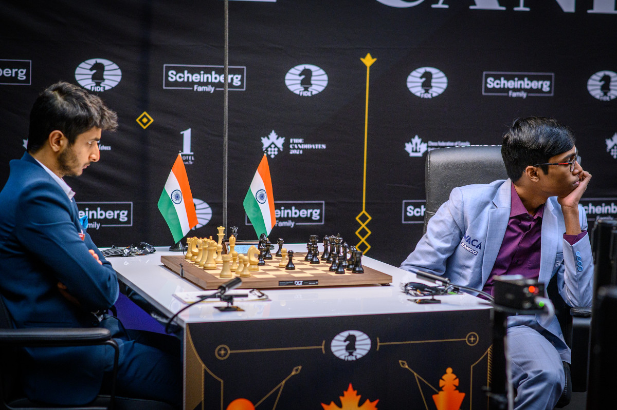 Видит Гуджрати разыгрывает неожиданный вариант, Прагнанандха уверен в себе после глубокого изучения вариантов перед игрой | Фото: FIDE / Michal Walusza