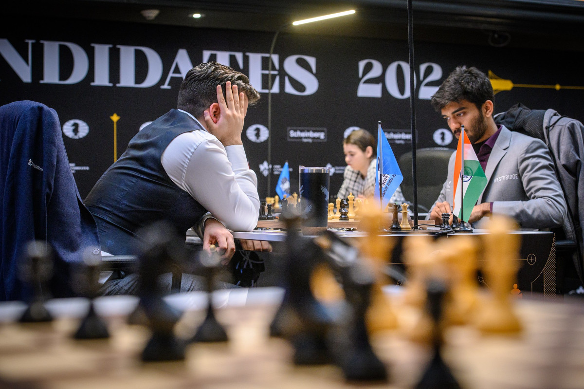 Ян Непомнящий и Доммараджу Гукеш сыграли вничью и остались на первом месте | Фото: FIDE / Michal Walusza
