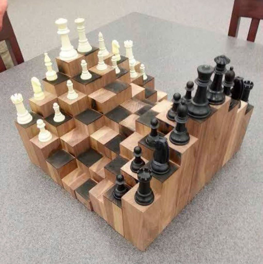 Шахматы стоят по ступенькам