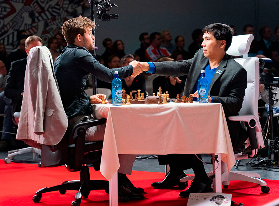 Уэсли Со побеждает Магнуса Карлсена в чемпионате мира по шахматам Фишера.