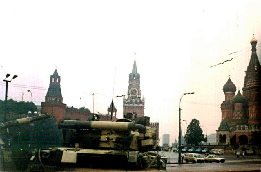 Танки на Красной площади в Москве в 1991 году.