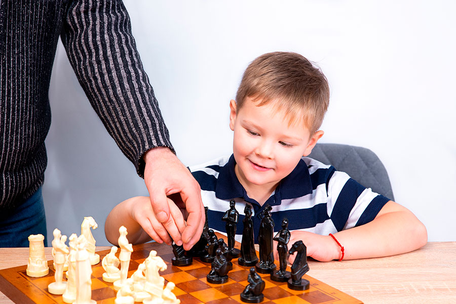С какого возраста ребёнка обучать игре в шахматы?