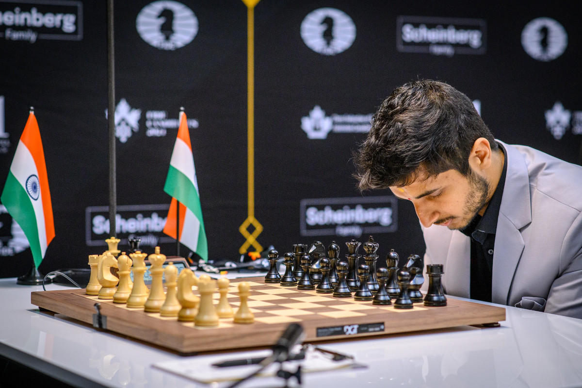 Медитация перед началом турнира — Видит Гуджрати | Фото: FIDE / Michal Walusza