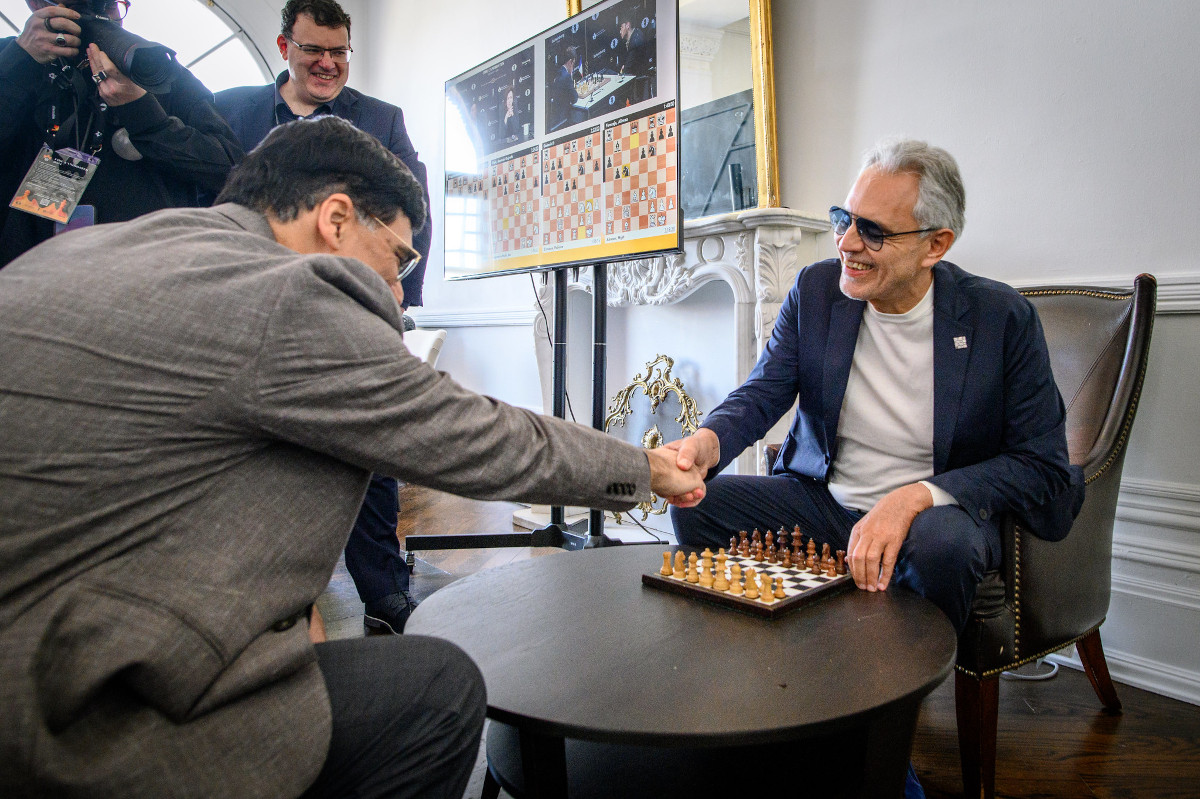 Итальянский тенор Андреа Бочелли посетил турнирный зал и сыграл партию в шахматы против не кого иного, как Виши Ананда — черные фигуры! | Фото: FIDE / Michal Walusza